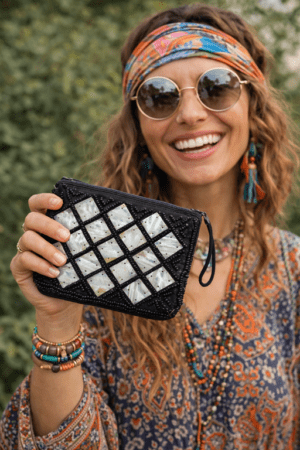 Boheme clutch eller taskepung med håndbroderet perlemønster