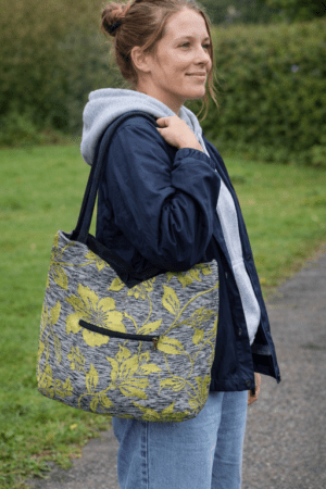 Boheme taske grå med gule perlebroderi til Ipad, MacBook eller hvad du lige skal have med...